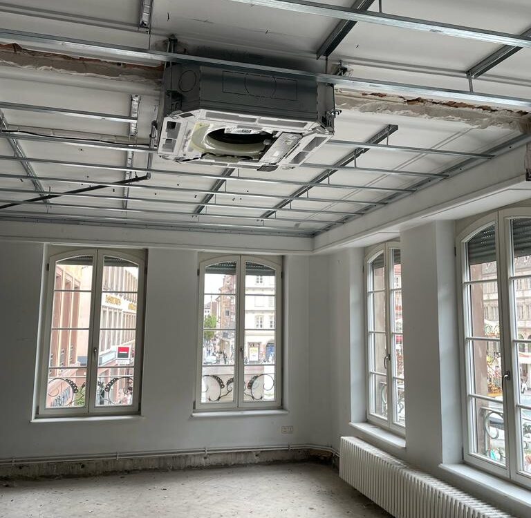 Climatisation r&eacute;versible Cassette Daikin : chantier r&eacute;alis&eacute; au centre ville de Strasbourg proche de la Place Gutenberg Bischheim