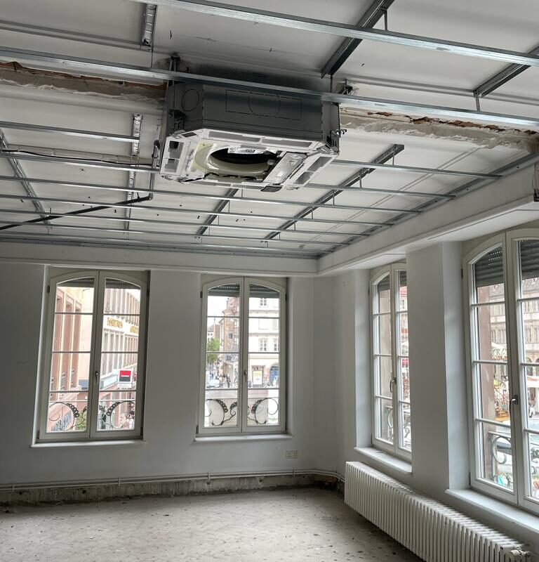 Climatisation r&eacute;versible Cassette Daikin : chantier r&eacute;alis&eacute; au centre ville de Strasbourg proche de la Place Gutenberg Bischheim