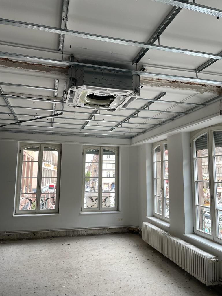 Climatisation r&eacute;versible Cassette Daikin : chantier r&eacute;alis&eacute; au centre ville de Strasbourg proche de la Place Gutenberg Obernai