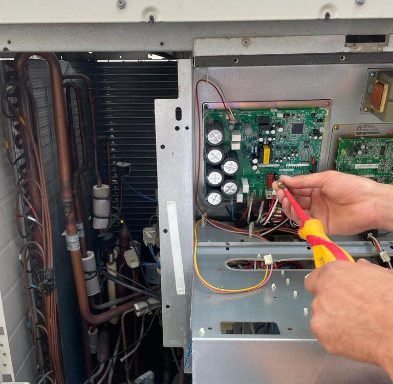 Remplacement carte &eacute;lectronique sur un VRV Daikin au Th&eacute;&acirc;tre National de Strasbourg Brumath